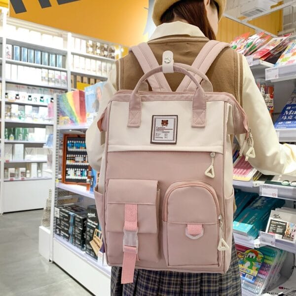 mochila rosa usando mochila rosa usando