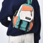 mochilita hombro con persona