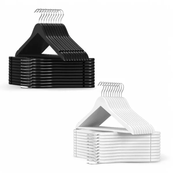 perchas de madera negras blancas