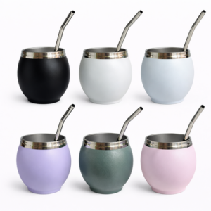 Mate de acero inoxidable con bombilla, colores variados, ideal para disfrutar en casa.